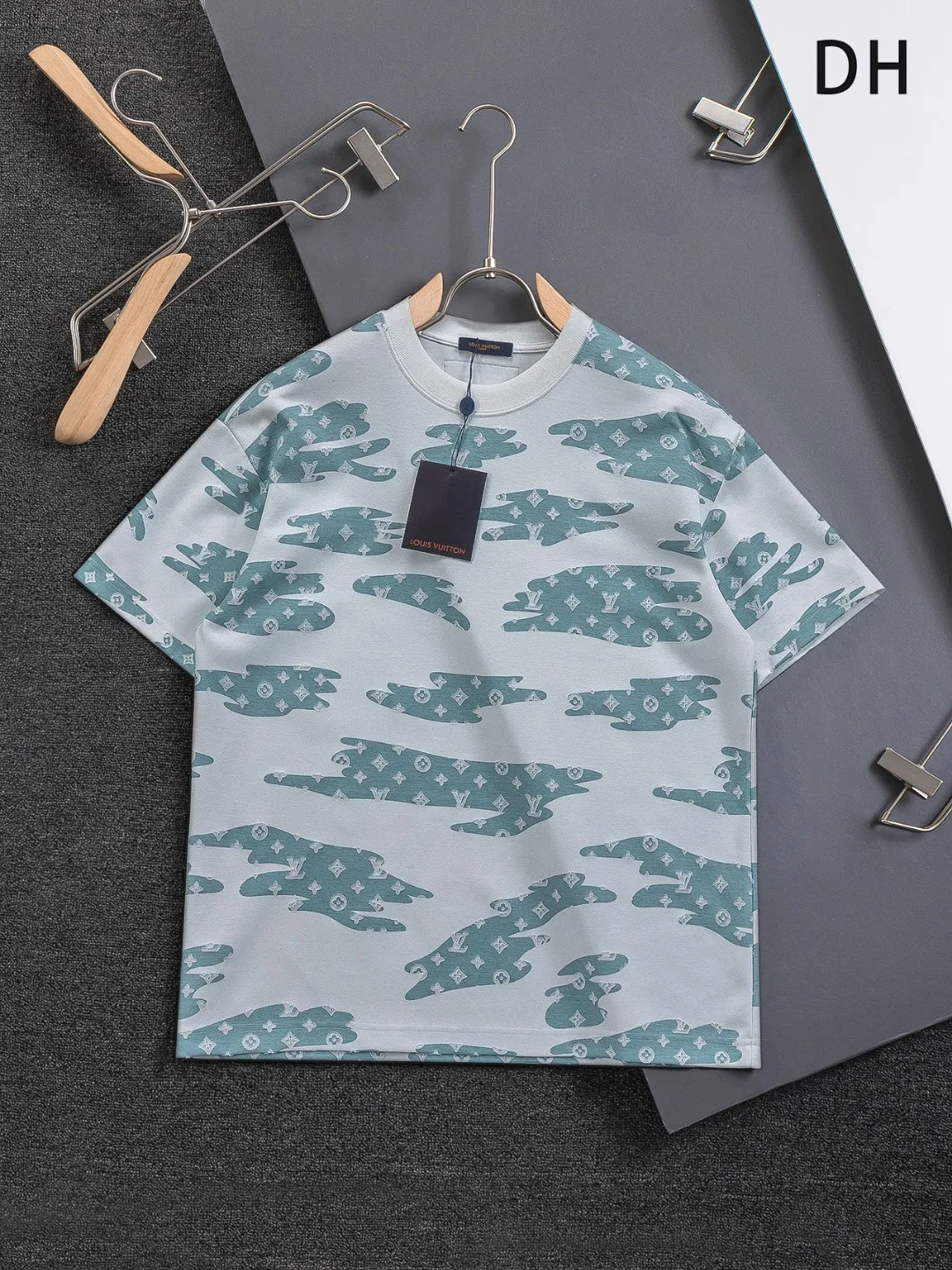 🅿️210 Louis Vuitton 1V LV micro-wide version S-XL LV 26ss new product counters are on the shelves at the same time. Multiple craftsmanship, composite fabrics, all-over cutting🔥Fire flower clouds☁️letter logo🪡 embroidery, round neck short-sleeved T-shirt, same style for men and women! Consigned to one-to-one creation. Synchronized with the official website, pure cotton fabrics at the counter! It is close to the skin and comfortable, durable and easy to wear. It has a classic and simple logo design and meticulous original craftsmanship. Short-sleeves, a must-have item for men, do not appear to be the same for the general public, but must be unique and eye-catching. This LV short-sleeve is all about quality, comfort, the same shape and fashion as always, including fabrics and cutting techniques. All of them have been made with great effort! 320 grams of washed pure cotton fabric, pure cotton is breathable, very refreshing and comfortable for daily wear. The rib knitting on the neckline is smooth and tight, and the neckline will not be skewed if you toss it at will. The loose version, you will find that it looks really good on the upper body. The overall is minimalist and neat, super versatile for daily use! Pair it casually with a pair of pants for a youthful look. A T-shirt will make your outfit crazy. It is a fashionable item that can never go wrong! Color: Black White Gray Purple Size: S-XL Size chart: S: Shoulder width 50-Bust 56-Length 70 M: Shoulder width 52-Bust 57-Length 72 L: Shoulder width 54-Bust 59-Length 74 XL: Shoulder width 56-Bust 62-Length 76